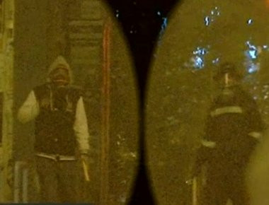 Δείτε τους κουκουλοφόρους που αναζητά η ΕΛ. ΑΣ. ως υπεύθυνους για την φωτοβολίδα που τραυμάτισε την δικηγόρο